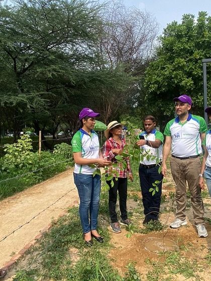 Our rewilding expert discusses the importance of native species with the Aramco team during their plantation drive at Aravali Creek.