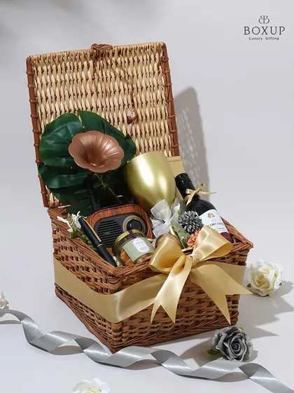 Another look at the beautifully arranged 'Vintage Dreams' hamper, a perfect addition to my Women's Day collection.