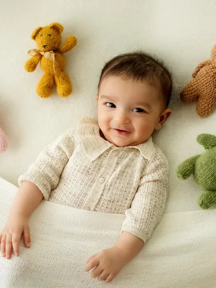 Tucked in with some furry friends. This sweet and cozy setup with teddy bears is a classic way to create an adorable and heartwarming baby portrait.
