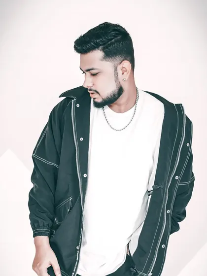 A candid-style shot from a photoshoot. This look is all about clean lines and a sharp, modern aesthetic.