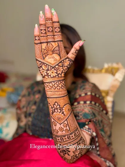 The back of the hand is a beautiful canvas. This bridal backhand design is filled with intricate patterns and features a personalized heart motif, showing how even smaller details can make a big impact.