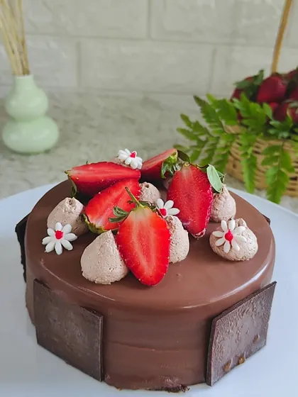 Our Hazel Berry Cake combines rich hazelnut-chocolate flavor with the freshness of strawberries, creating a perfectly balanced and indulgent dessert.