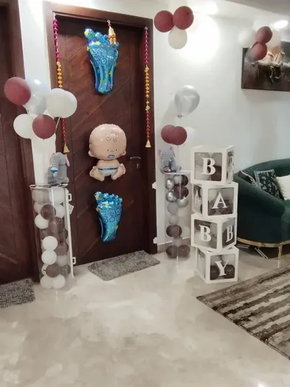 Another angle of our welcome home decoration, showing how we arrange different elements like balloon pillars and letter blocks to fill the space beautifully.
