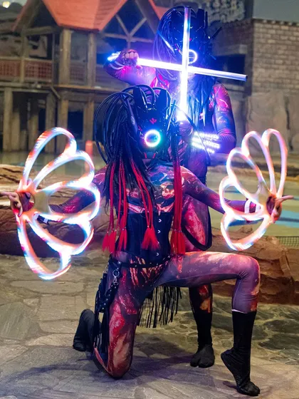 The Alien duo in another powerful, synchronized pose. This act combines character performance with technical prop manipulation for a complete futuristic story.