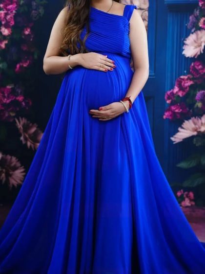 This royal blue gown features a double-sided long tail for extra drama. It's a fantastic choice for maternity photoshoots where you want a bold and regal look.