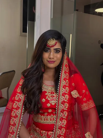 Our bridal workshop covers diverse cultural styles. This is a final look from our Muslim bridal module, focusing on creating a radiant complexion, defined eyes, and a bold lip to complement the vibrant attire.