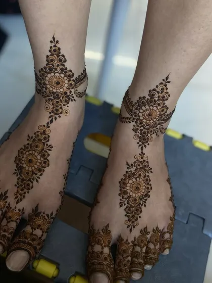 To complete the bridal look, I offer detailed foot mehendi. This design features elegant mandalas and delicate patterns covering the toes and the top of the feet.