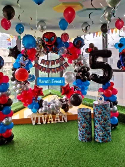 This Spiderman theme uses a circular balloon arch to create a focal point. The setup is complete with balloon columns and themed plinths, all on an artificial grass base for a unique look.