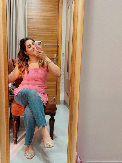 A short cotton kurti paired with jeans is the ultimate effortless chic combo. This mirror selfie shows how adding ethnic jewelry creates a soft, stylish vibe that never goes out of style.