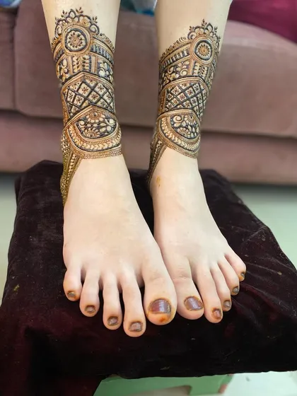 The first step in creating a beautiful foot design. This shows the beginning of a cuff-style mehendi.