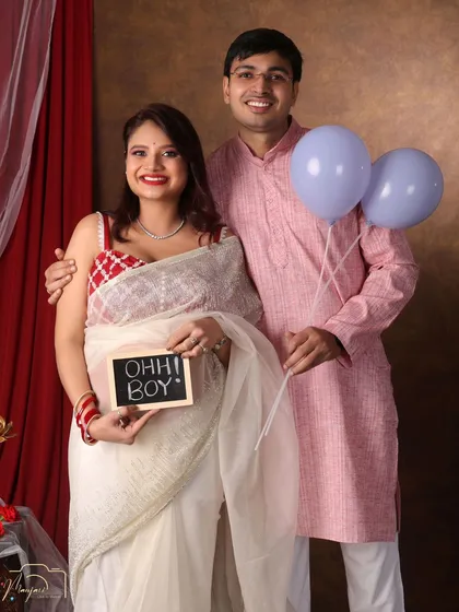 Another reveal, this time for a boy! The props and balloons add a fun and personal touch to their traditional shoot.