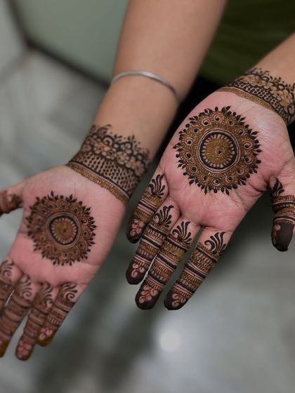 Another angle of this classic mandala design. It's a timeless choice that is perfect for any occasion, from festivals to weddings.