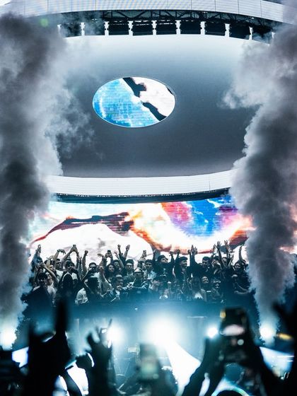 The production is about more than just lights. I use elements like CO2 cannons and pyrotechnics to punctuate the biggest drops, as seen here during the Argy NYE concert, creating moments of explosive energy.