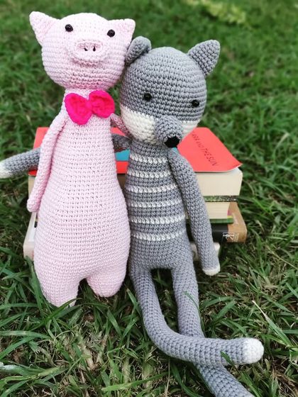 Meet Luna the pig and Victor the wolf, an unlikely but adorable couple. These amigurumi characters show that friendship can be found anywhere. They make a sweet pair for storytelling.