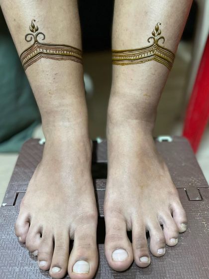 The very first step. This is how a complex bridal foot design begins, with just a simple ankle band to set the foundation for the entire piece.