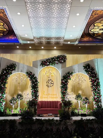 This reception stage design combines modern architecture with classic floral beauty. The series of elegant white arches, adorned with lush floral arrangements and sparkling chandeliers, creates a sophisticated and grand backdrop for your celebration.