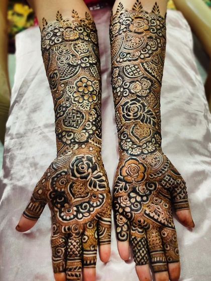 A full-coverage bridal design with a beautiful blend of roses, paisleys, and geometric patterns.