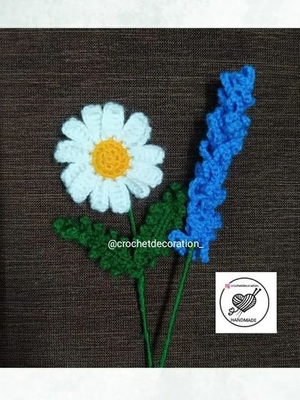 A pairing of a single daisy stem and a lavender stem.