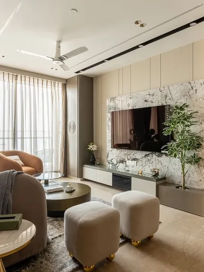 Neutral, but never ordinary. This living space is a masterclass in balance, where calming tones meet statement pieces for just the right contrast. The highlight is a seamless TV wall clad in striking marble that adds organic texture and quiet opulence.