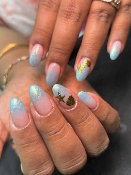 The glittery ombre base perfectly mimics the look of a sparkling shoreline.