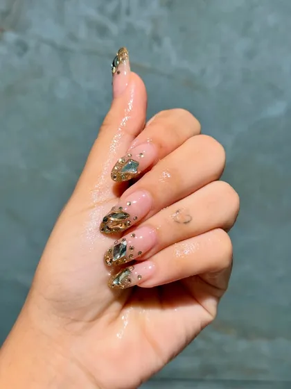 A look at our glamorous golden stone extensions. Each stone is carefully placed to catch the light and create a dramatic, luxurious effect perfect for any shaadi or celebration.