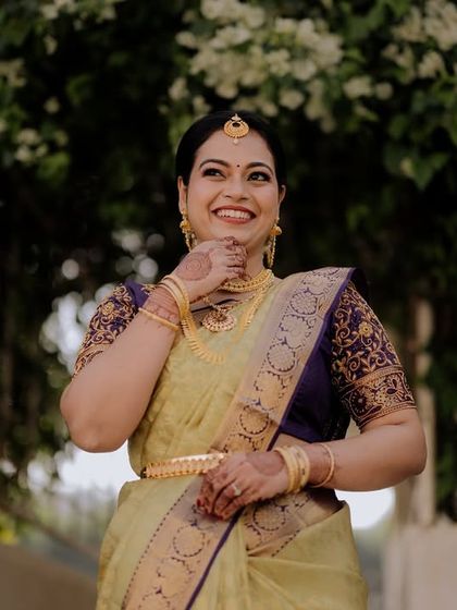 Here is a perfect example of contemporary elegance meeting tradition. The makeup is fresh and minimal, with a focus on glowing skin, allowing the bride's natural beauty and the unique colour of her saree to shine.