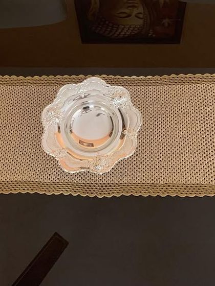 This classic runner in a solid dull gold color is simple, elegant, and versatile. It adds a touch of understated glamour to any table.