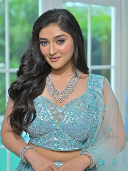 This model showcases the full glamour of the layered zircon necklace set. Paired with a pastel blue lehenga, it creates a look that is both sophisticated and breathtakingly beautiful.