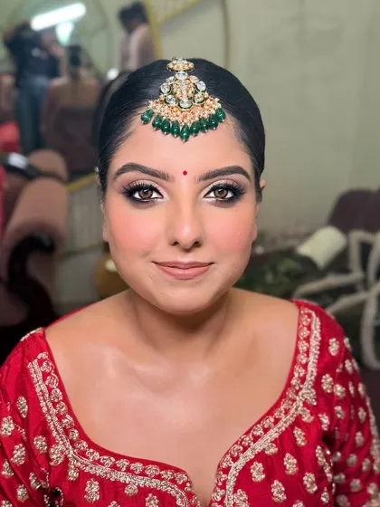 A beautiful portrait of the bride. The makeup is tailored to her features, with a focus on creating a radiant and defined look.