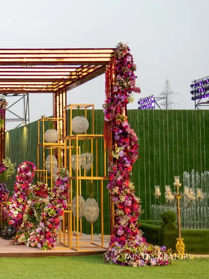 A modern sculpture of flowers and gold. I designed this piece with golden geometric frames and a spiral of vibrant flowers, creating a unique and artistic focal point.