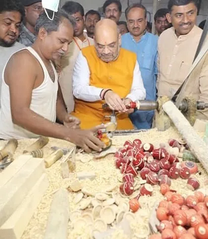 We were honored to host Home Minister Amit Shah, who took a keen interest in the wood-turning process. Here, one of our senior artisans guides him as he tries his hand at the lathe, connecting with the heart of our traditional Indian craft.