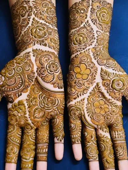 The fresh paste of this simple floral design shows the clean lines and careful work that goes into even the smaller pieces.