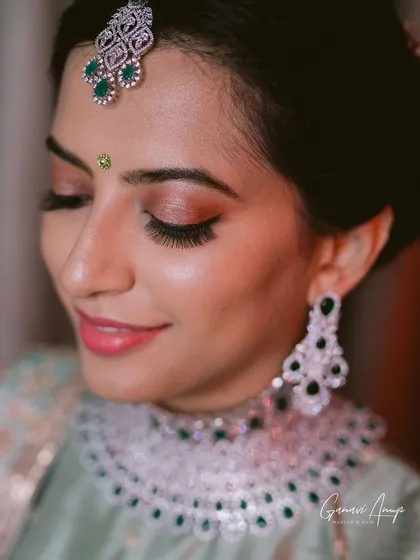 A close-up is where the details shine. For this engagement look, I focused on creating luminous skin with a soft, shimmery eyeshadow and delicate lashes. This kind of clean glam ensures the makeup looks impeccable in high-resolution photos.