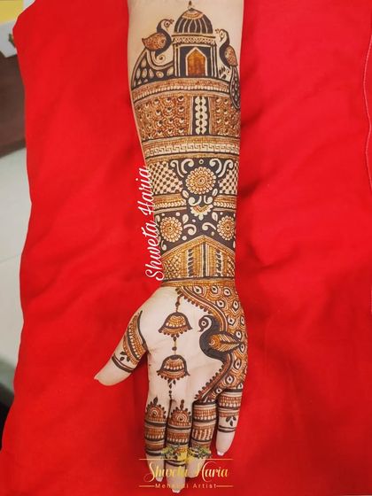 A beautiful bridesmaid mehendi featuring jhumkas, peacocks, and palace architecture for a regal and traditional look.