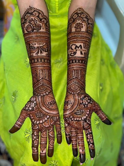 This design includes the couple's initials, 'CM', in a modern font, along with the wedding date written in Hindi script.