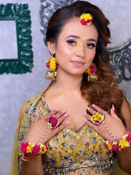 Another beautiful shot of the Haldi look, with the client showing off her floral hand jewellery.