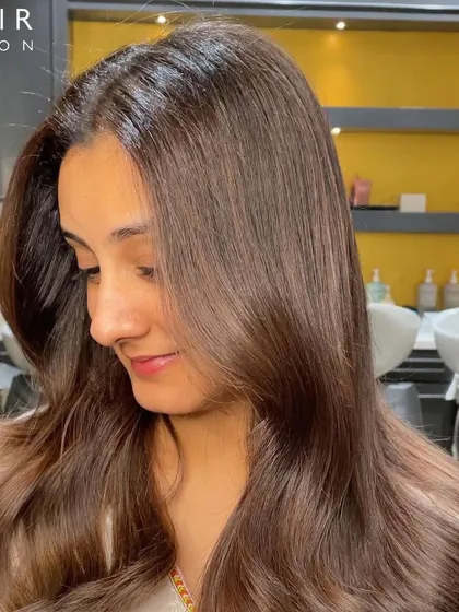 The side profile of this gorgeous balayage, showing the seamless blend from her natural roots to the lighter ends.