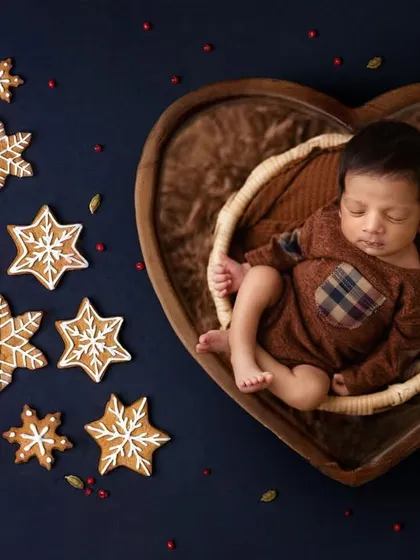 A cozy Christmas theme featuring gingerbread cookies and a heart-shaped basket. I love incorporating different textures and elements to match the holiday spirit.