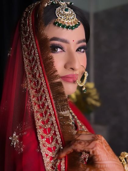 A perfect pose from a perfect bride. This shot from the side, with the veil, is a classic that always looks stunning.