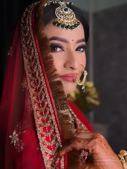 A perfect pose from a perfect bride. This shot from the side, with the veil, is a classic that always looks stunning.