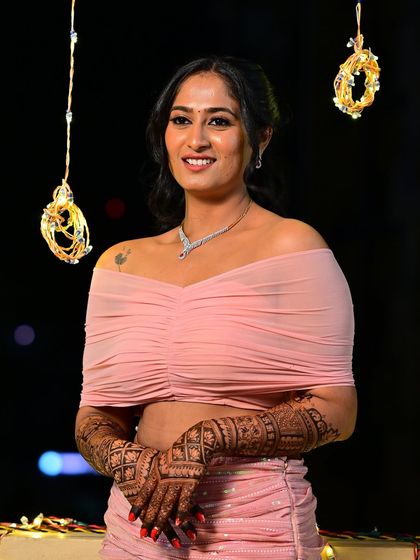 Another stunning shot of Shilpa, with the evening lights creating a beautiful bokeh effect.