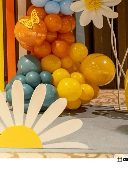 A close-up of a daisy prop and a colorful balloon cluster from the 'Boho Daisy' theme.