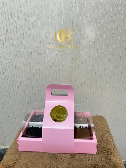 The complete view of the pink six-piece brownie box with its handle, perfect for easy gifting this Raksha Bandhan.