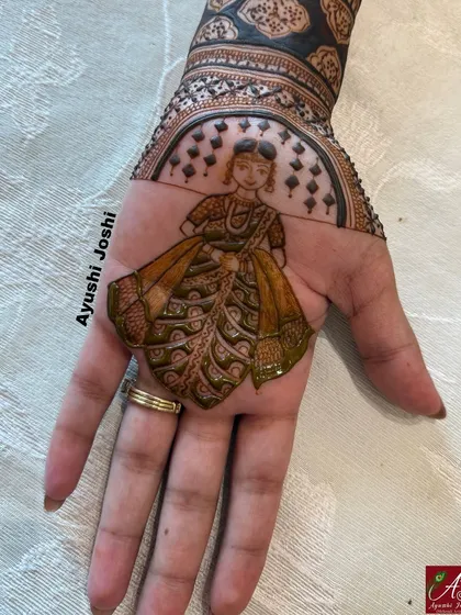 A beautiful portrait of a Maharashtrian bride, or 'Marathmoli', on the palm. This is perfect for brides who want to celebrate their cultural heritage.