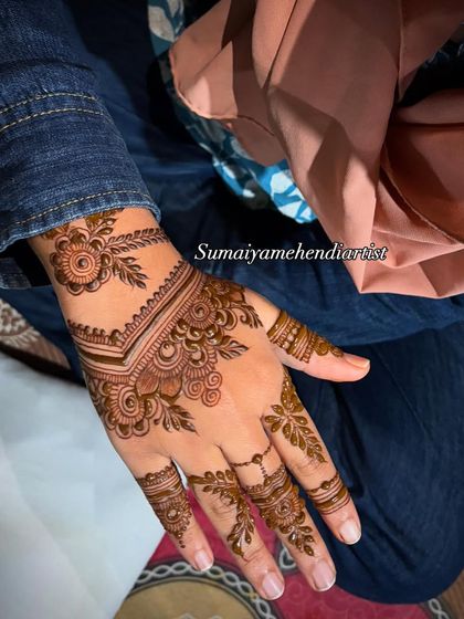 Another angle of this lovely party henna, showing how it wraps around the wrist.