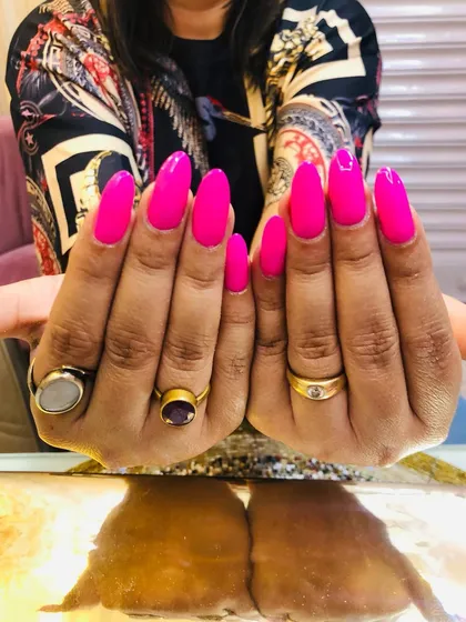 The almond shape of these nails makes the neon pink look sharp and stylish.