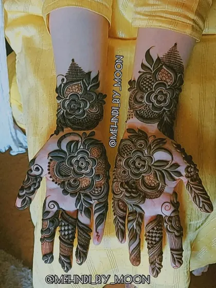 Another look at a beautiful Arabic floral design. The contrast between the dark, bold outlines and the delicate shading inside the flowers makes the design really stand out.