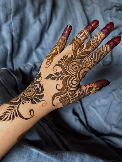 Another angle of the same stylish Arabic design, highlighting the intricate details on the fingers.