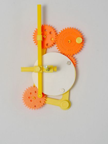 A top-down view of the drawing machine, showing how the interlocking gears create complex movements.