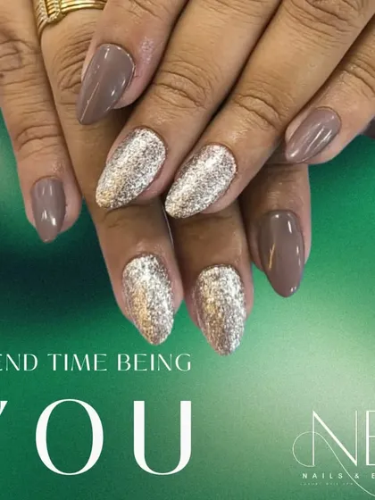 This design pairs a muted, earthy brown polish with full-coverage champagne glitter on the accent nails. The contrast creates a sophisticated and modern look.